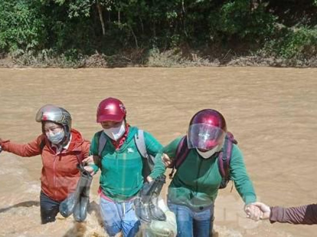 Giáo dục - du học - Rưng rưng hình ảnh giáo viên nắm chặt tay nhau vượt dòng lũ chảy xiết đến trường