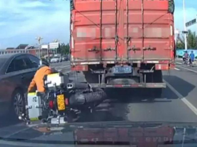 Bạn trẻ - Cuộc sống - Bị ô tô tông ngã, chàng trai hùng hổ xông đến hỏi tội rồi câm nín khi thấy tài xế