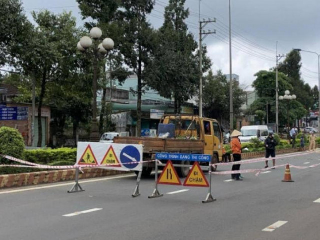 Tin tức trong ngày - Lấp hố "tử thần" xuất hiện giữa đường sau mưa lớn ở Gia Lai