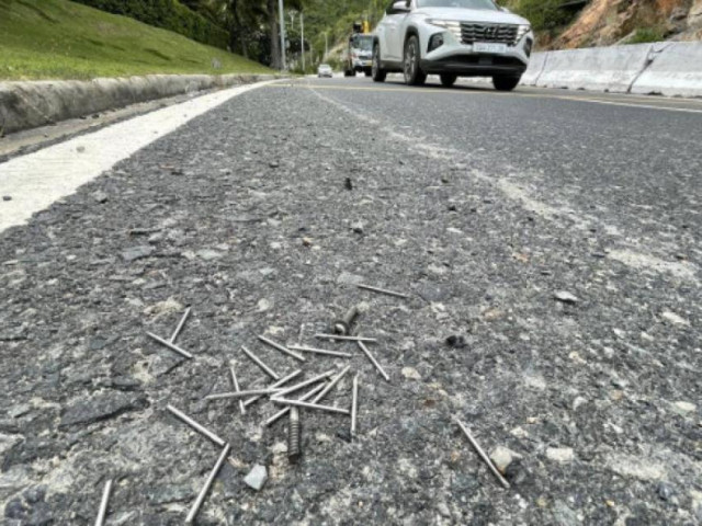 Tin tức trong ngày - Đinh dày đặc "bẫy người" trên tuyến đường huyết mạch đến sân bay Cam Ranh