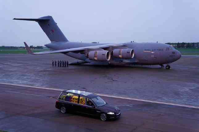 Chiếc máy bay chở linh cữu Nữ hoàng Elizabeth từ Edinburg đến London