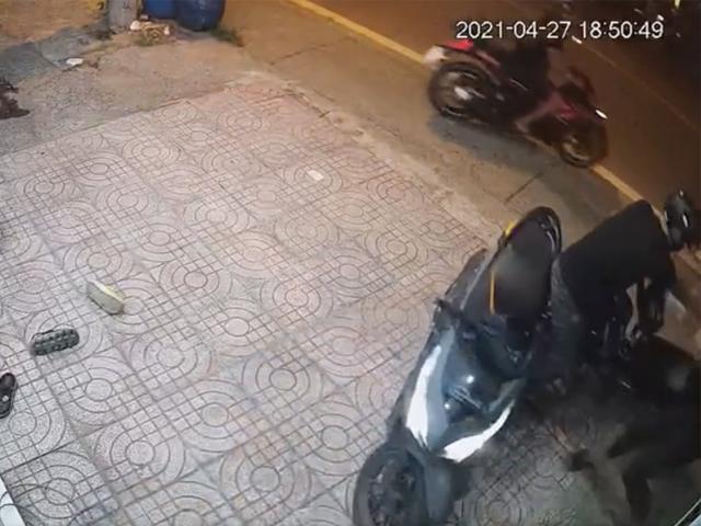 Video: ”Hiệp sĩ” tông thẳng xe máy vào kẻ trộm, khiến ”kẻ gian” bỏ chạy thoát thân