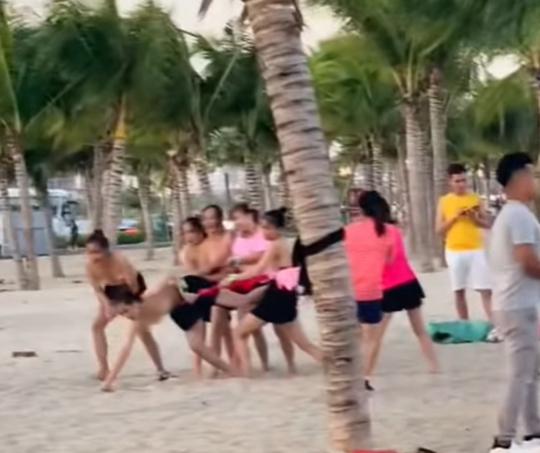 Nhóm nữ du khách lộ ngực trần vô tư nô đùa trên bãi biển - Ảnh cắt từ clip