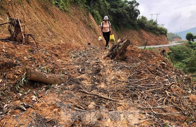 Băng qua những điểm sạt lở khá nguy hiểm, một bên là vách núi, một bên là vực sâu để vào điểm trường