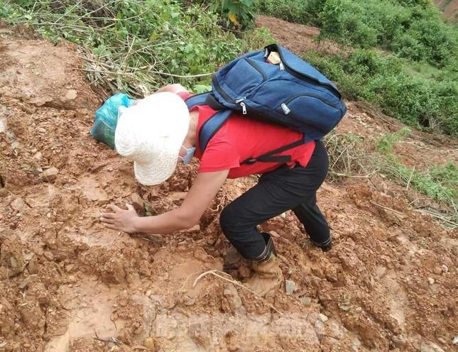 Các giáo viên phải đi bộ trên những tuyến đường sạt lở đất đá đầy khó khăn, vất vả. Có những lúc giáo viên phải dùng tay bám vào bùn đất để vượt qua