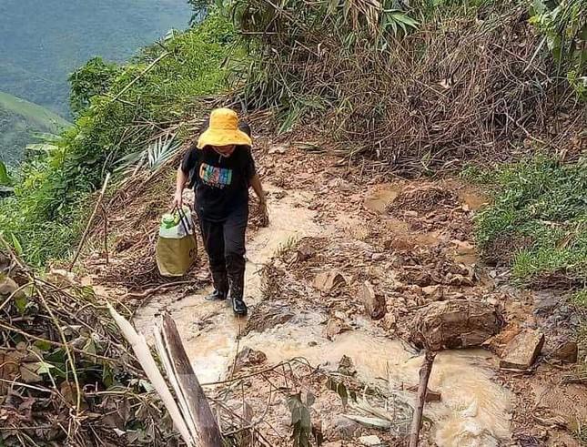 Để đến được các điểm trường, các giáo viên phải đi bộ hàng chục km, vượt qua nhiều đồi núi, khu vực bùn đất lầy lội, vượt qua nhiều khu vực sông suối có nước lũ chảy xiết.