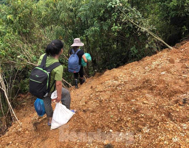 Mưa lũ ảnh hưởng nặng nề, giáo viên phải lội suối, băng rừng đến trường