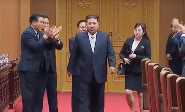 Người phụ nữ chưa rõ danh tính đi bên cạnh Chủ tịch Triều Tiên Kim Jong-un trong cuộc họp Quốc hội hôm 8/9. Ảnh - DPRK