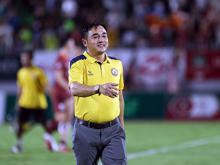 HLV đội nhà giàu ”PSG của Việt Nam” nói gì về cơ hội vô địch sau vòng 16?