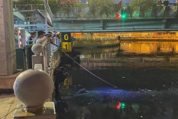 Pháp luật - Tìm thấy thi thể người đàn ông đứng giữa cầu tự thiêu rồi nhảy xuống kênh