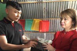 Tin tức trong ngày - Nữ Việt kiều Mỹ nhận lại ví có 4.000 USD đánh rơi: Người Cà Mau dễ thương vô cùng