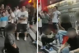 Bạn trẻ - Cuộc sống - Người bà quỳ gối cầu xin những kẻ bắt nạt để cháu mình được đến trường