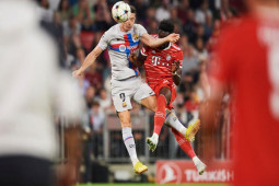 Bóng đá - Đại chiến Bayern - Barca: Lewandowski &quot;tri ân&quot;, đánh đầu hụt hóa kiến tạo đẹp
