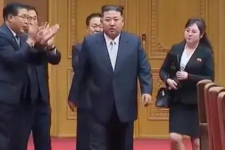 Người phụ nữ bí ẩn xuất hiện bên cạnh ông Kim Jong-un
