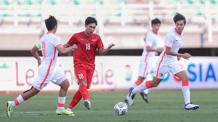 U20 Việt Nam (áo đỏ) chiếm ưu thế trước U20 Hong Kong