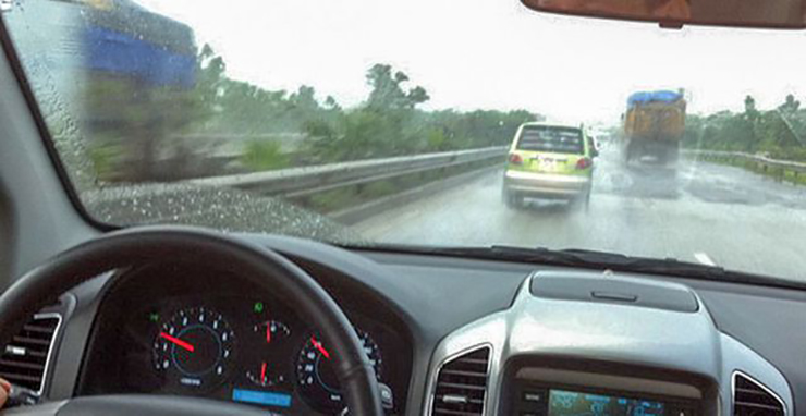 Kinh nghiệm xử lý kính ô tô bị mờ khi lái xe trời mưa