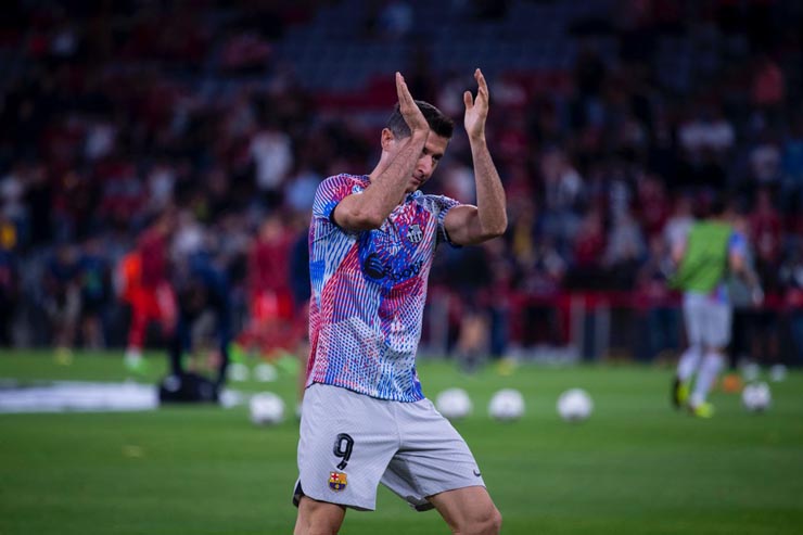 Lewandowski nhận được tràng pháo tay từ fan Bayern