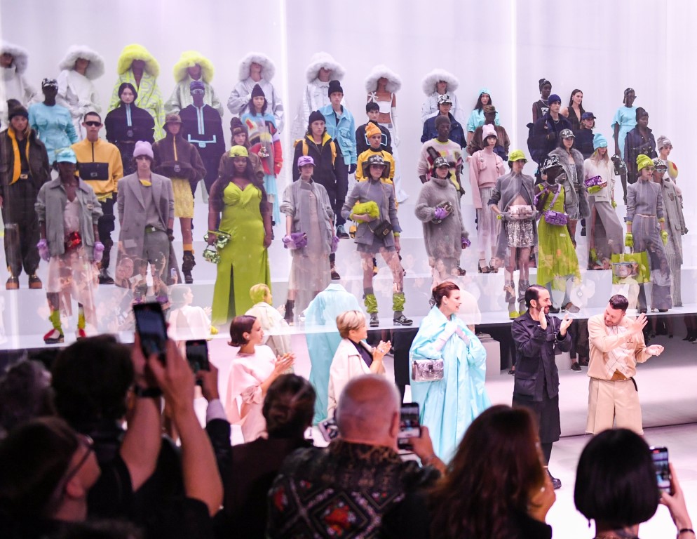 &#34;Siêu mẫu vàng&#34; Linda Evangelista trở lại huy hoàng trên sàn catwalk của Fendi - 1