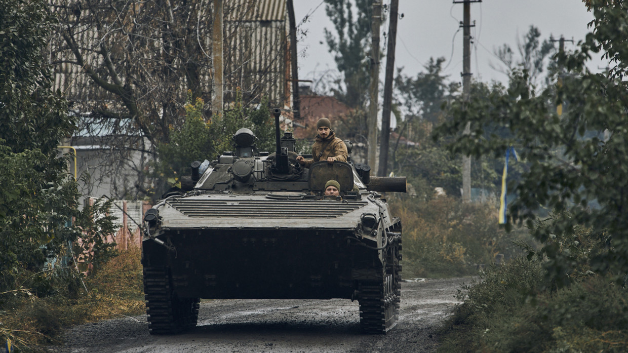 Xe quân sự Ukraine di chuyển ở tỉnh Kharkiv.