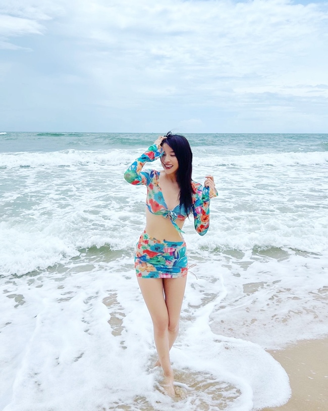 Trước đó, nữ diễn viên sinh năm 1990 chia sẻ loạt ảnh diện bikini gợi cảm trong chuyến du lịch nghỉ dưỡng. Vóc dáng nóng bỏng của Cao Thái Hà khiến nhiều người ngưỡng mộ.
