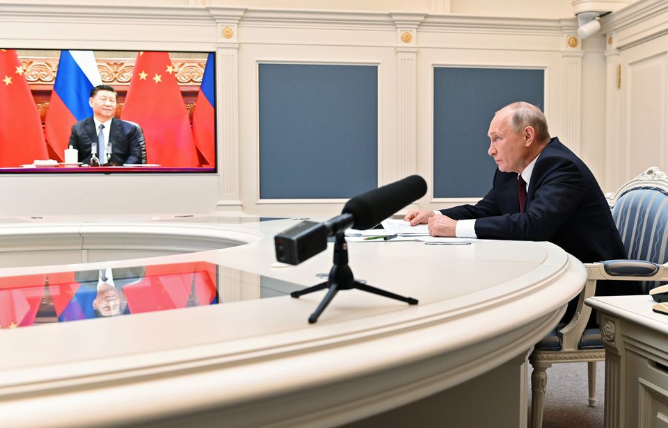 Ông Putin trong một lần họp trực tuyến với ông Tập hồi tháng 6/2021. Ảnh: Reuters