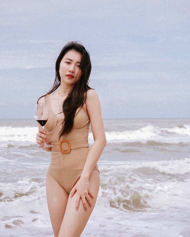 Khác với một Cao Thái Hà táo bạo với bikini, Huỳnh Hồng Loan lại rất hiếm khi diện trang phục này. Thỉnh thoảng, người hâm mộ mới thấy cô đăng ảnh diện áo tắm trong các chuyến đi du lịch, nghỉ dưỡng.
