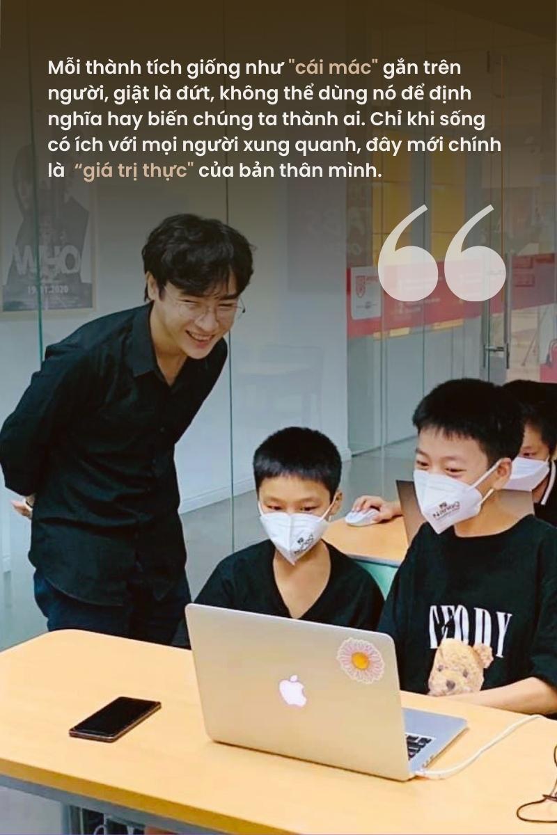 Thầy giáo 9X cùng các học viên của mình