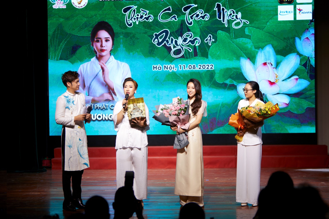 Phương Du mong muốn mọi người chung tay góp sức cùng xây dựng lên xã hội văn minh, giàu đẹp.