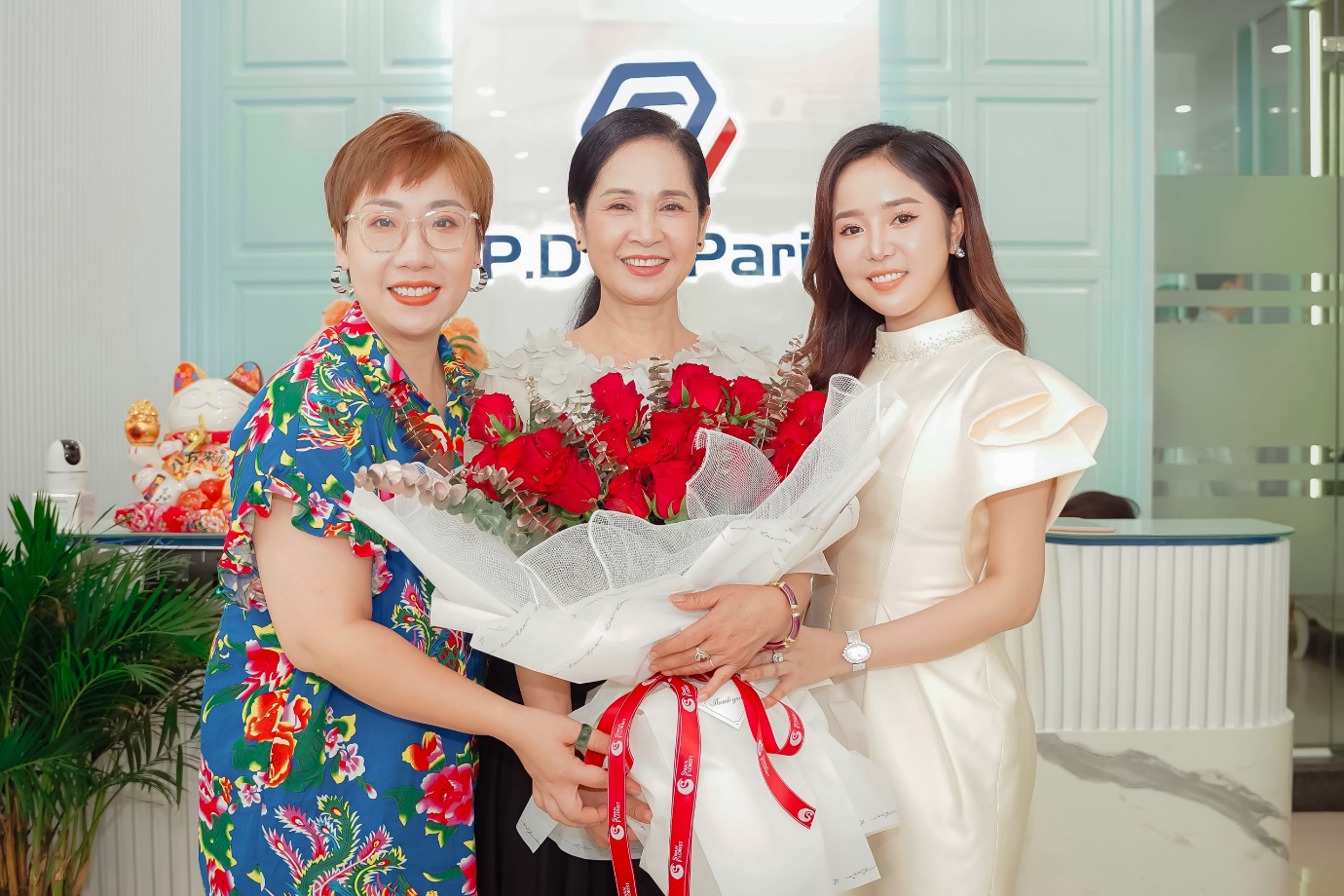 Phương Du cùng ca sỹ sao mai Hiền Anh và NSND Lan Hương tại Trung tâm thẩm mỹ quốc tế P.D de Paris.