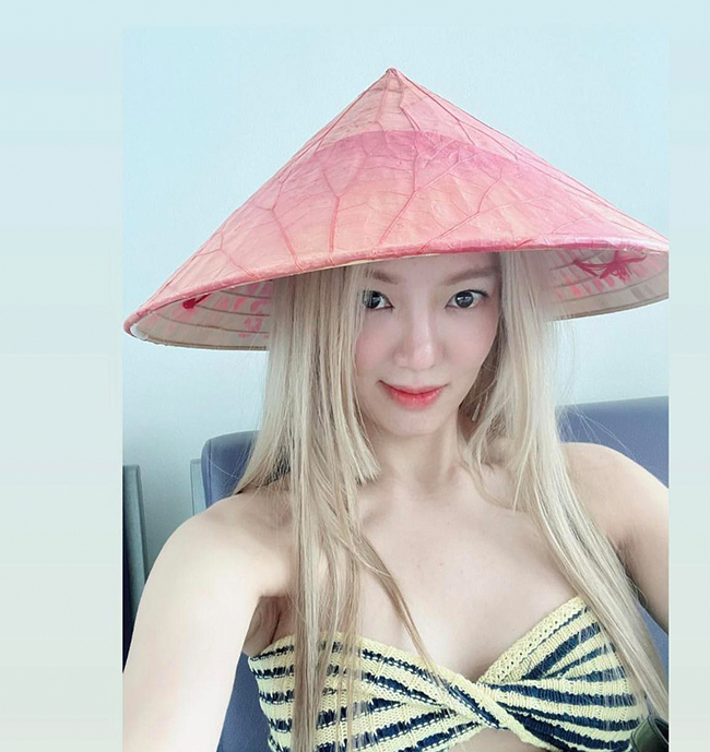 “DJ miền Tây” là biệt danh khán giả Việt Nam đặt vui cho Hyoyeon. Cái tên này phổ biến đến nỗi người đẹp Hàn xác nhận bằng tiếng Việt trong một livestream: “DJ miền Tây hứa về Việt Nam, uy tín luôn”.
