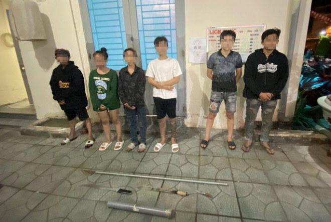 Nhóm thiếu niên tại Công an phường Tam Bình