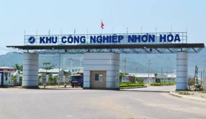 NÓNG: Sập tường nhà máy trong KCN ở Bình Định, nhiều người bị thương - 1