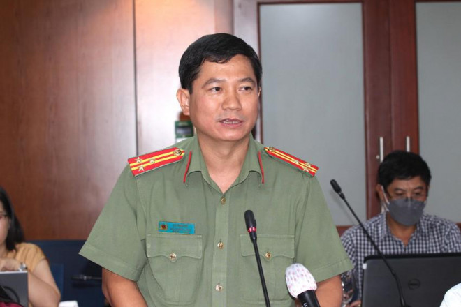 Thượng tá Lê Mạnh Hà, Phó Trưởng phòng Tham mưu (PV01) Công an TP.HCM, thông tin tại họp báo. Ảnh: NGUYỄN NHÂN
