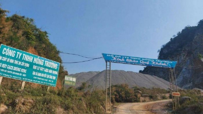 UBND huyện Kỳ Sơn tạm đình chỉ hoạt động mỏ đá của Công ty TNHH Hồng Trường (Ảnh Đ.T)