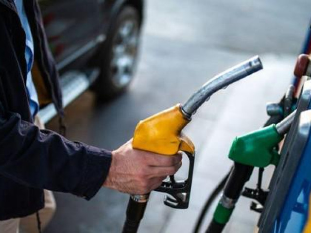 Thị trường - Tiêu dùng - Giá xăng nhập bất ngờ vọt lên 25.000 đồng/lít