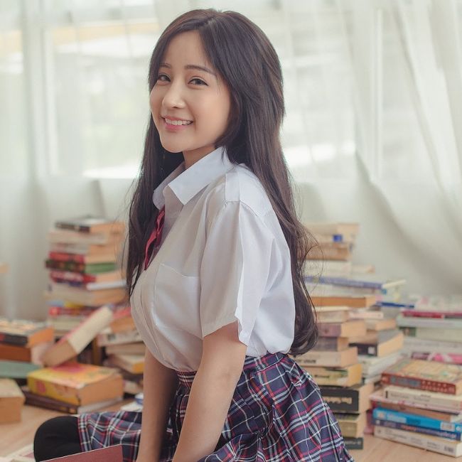 Từ khi còn đi học Feary đã nhận được rất nhiều sự chú ý. Cô nàng bắt đầu nghiệp mẫu ảnh từ sớm và cũng tham gia một số cuộc thi sắc đẹp. Feary luôn giành được những giải thưởng danh giá, khiến nhiều người ngưỡng mộ.
