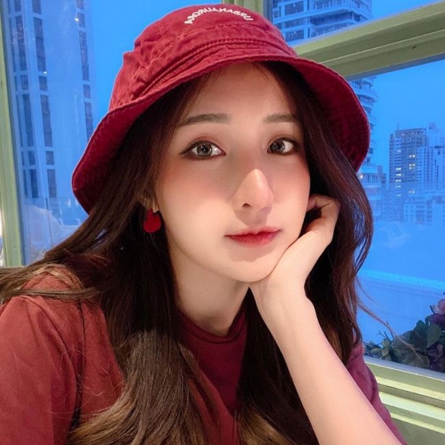 Hotgirl được cộng đồng mạng quốc tế biết đến nhiều hơn sau khi thể hiện bản cover 'Pen Pineapple Apple Pen - PPAP' siêu dễ thương.&nbsp;Cô nàng cũng xuất hiện trong một số MV ca nhạc của các ca sĩ nổi tiếng. Diễn xuất của Feary nhận được nhiều lời khen từ khán giả.&nbsp;
