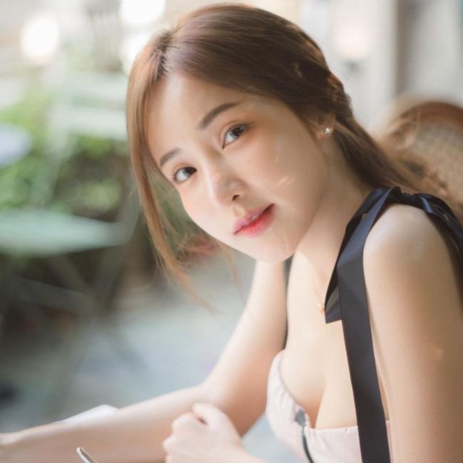 Lượng người theo dõi cô nàng hot girl có 4 dòng máu lai này chỉ tính riêng trên Facebook đã tên tới con số 1,2 triệu. Trang Instagram của Feary cũng cán mốc 1,5 triệu người theo dõi.
