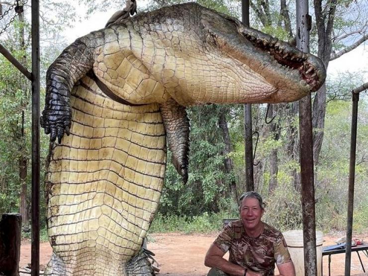 Thế giới - Bắn chết cá sấu khổng lồ dài 4,5 mét, nặng 450kg gây tranh cãi ở Zimbabwe