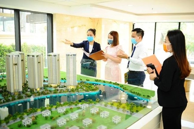 Bộ Xây dựng đề xuất phương án các cá nhân hoạt động môi giới bất động sản phải có chứng chỉ hành nghề môi giới bất động sản và phải hành nghề trong một tổ chức, sàn giao dịch môi giới bất động sản.