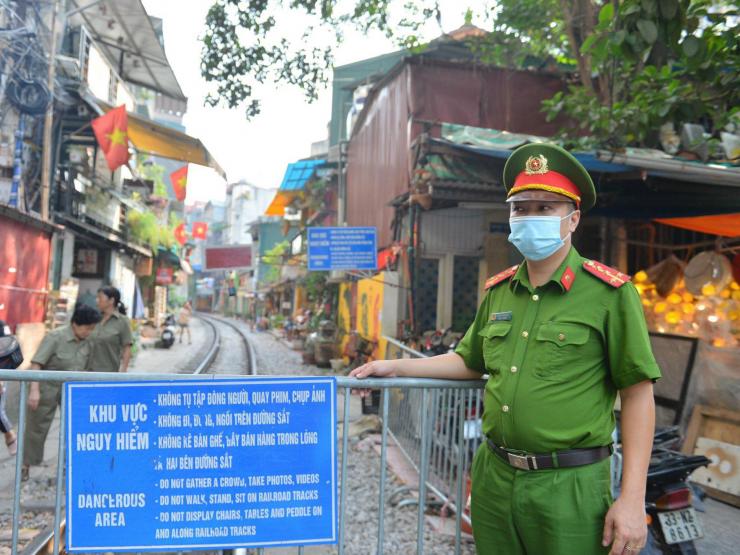 Hà Nội: Phố cà phê đường tàu bị rào chắn, du khách tiếc nuối ra về