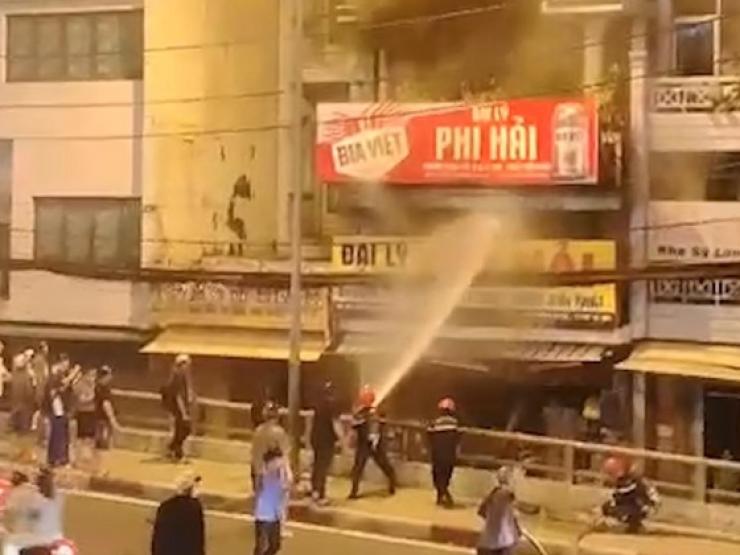 Tin tức trong ngày - Video: Cháy cửa hàng kinh doanh nước giải khát, thiêu rụi nhiều tài sản