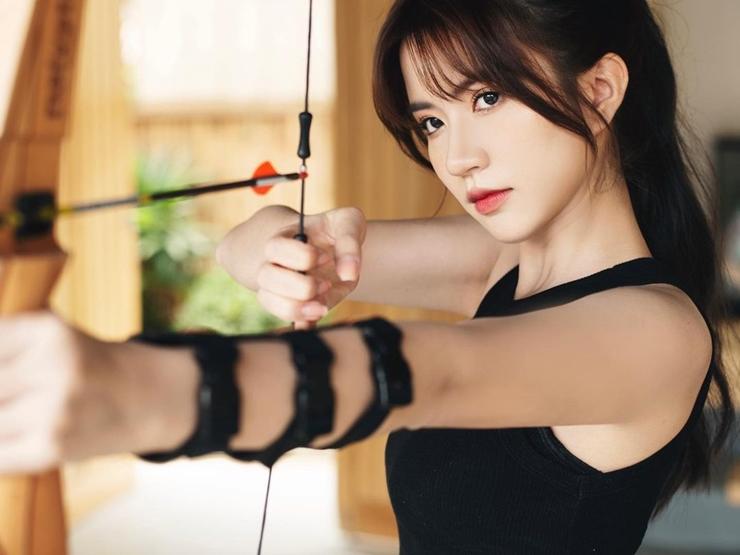 Thời trang - Người đẹp Hà Nội, Hà Nam mặc đồ tôn dáng "nổi bần bật" giữa sân bắn cung