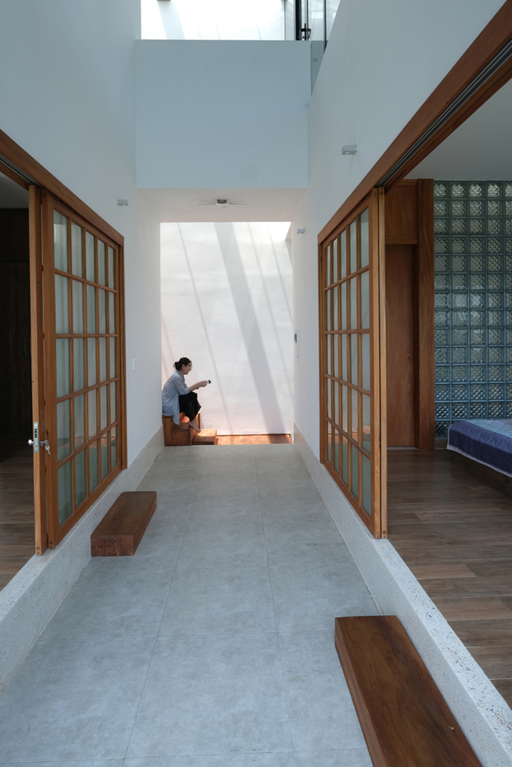 Căn nhà được xây dựng chú trọng vào vấn đề hạn chế bức xạ mặt trời và thông gió nên không gian rất thoáng mát.
