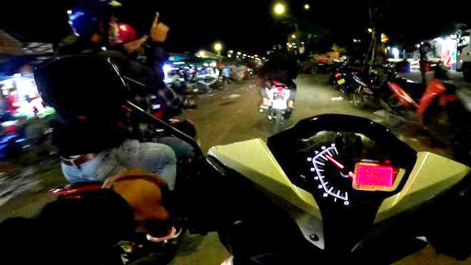 Trinh sát áp sát nhóm thiếu niên ở khu vực chợ đầu mối