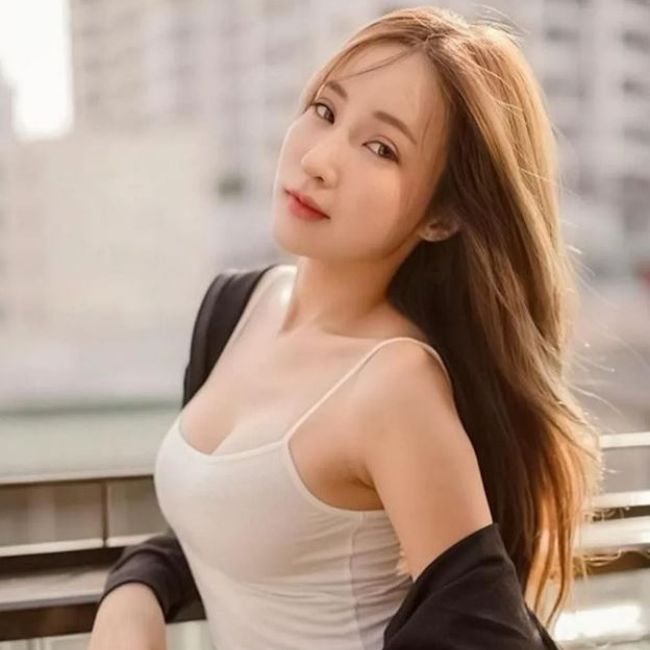 Hiện tại, Feary đang sống tại Bangkok, Thái Lan. Cô nàng làm người mẫu ảnh cho một số thương hiệu thời trang, mỹ phẩm trong nước.&nbsp;
