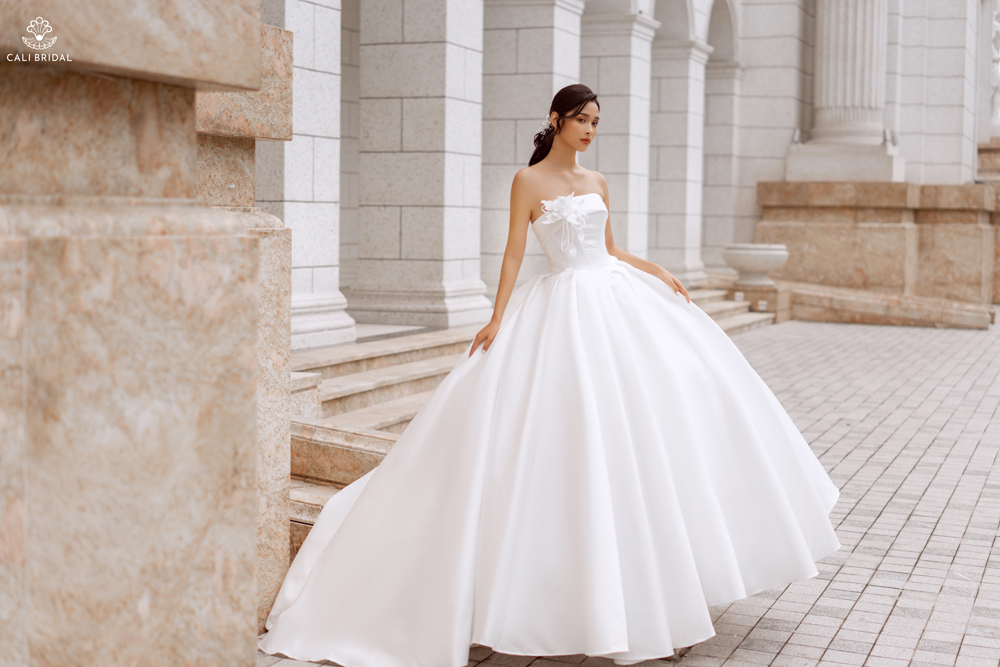 Váy cưới của Cali là hiện thân hoàn hảo của một cô dâu xinh đẹp, rạng rỡ và hạnh phúc bất kể năm tháng hay xu hướng thay đổi.