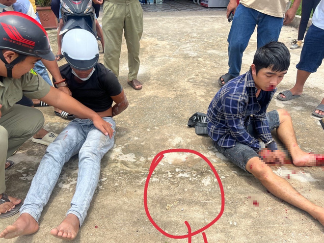 Giật dây chuyền trước đám tang, hai đối tượng bị bắt - 1