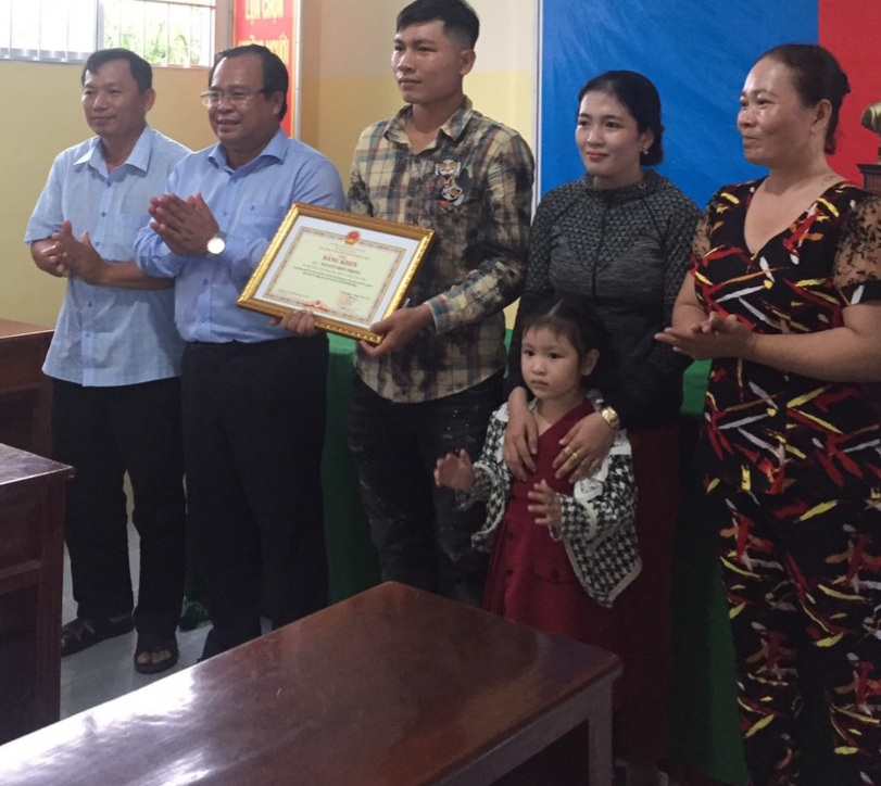 Phó Chủ tịch UBND tỉnh Cà Mau Nguyễn Minh Luân đã trao bằng khen cho anh Nguyễn Hiền Phong do có hành động đẹp
