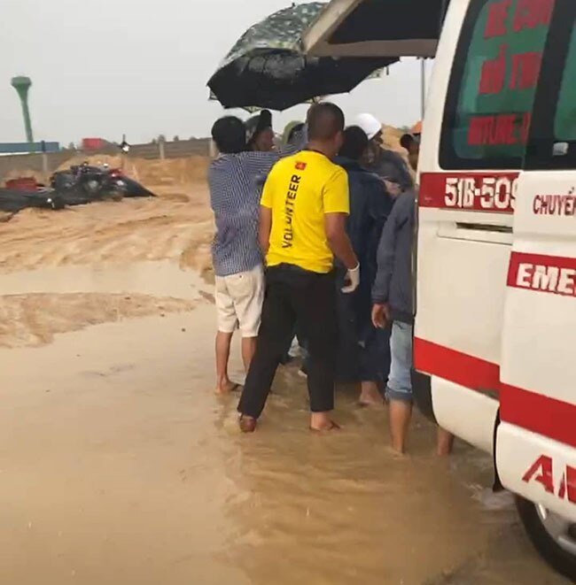 Lực lượng cứu hộ đưa những người gặp nạn đi cấp cứu. Nguồn ảnh: SOS Bình Định